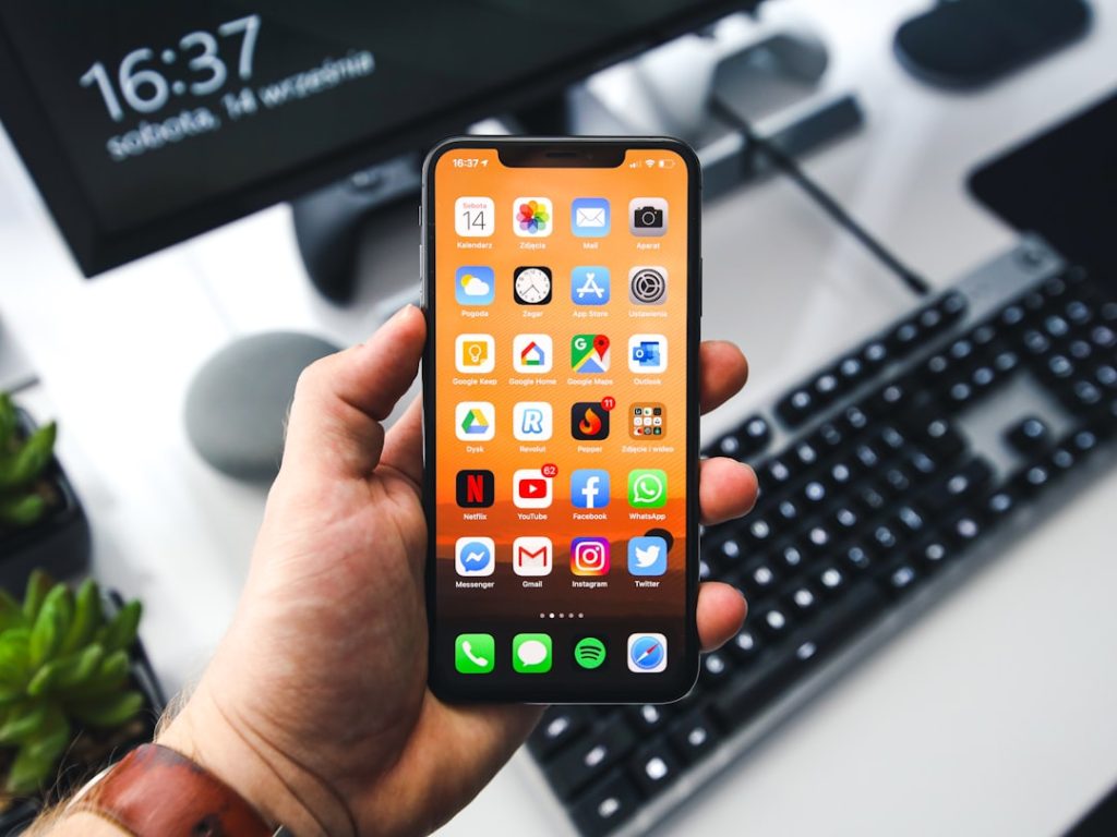 iOS 27 배포 시작…Siri AI 한국어는 10월 예정, 지금 확인할 조건